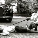 Fotografía en blanco y negro de dos niños jugando a espadachines
