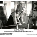 Fotografía promocional de la película Extremities (1986) con Farrah Fawcett