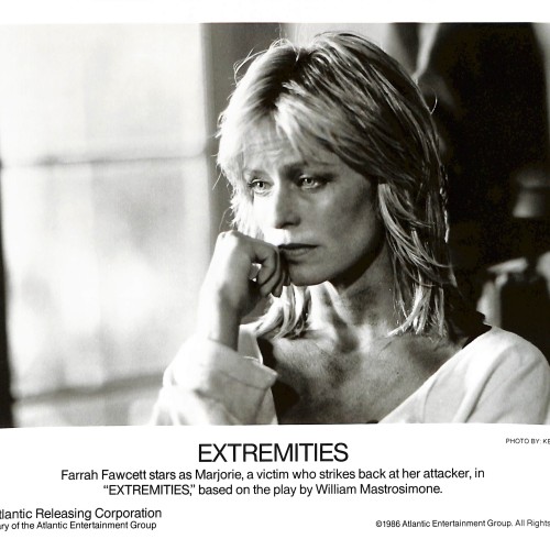 Fotografía promocional de la película 'Extremities' (1986) con Farrah Fawcett