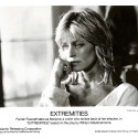 Fotografía promocional de la película 'Extremities' (1986) con Farrah Fawcett