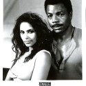 Fotografía promocional de prensa de la película 'Action Jackson' (1988) protagonizada por Carl Weathers y Vanity