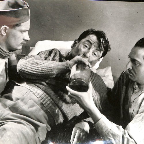 Fotografía original de rodaje en blanco y negro, escena con tres actores
