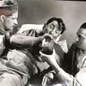 Fotografía original de rodaje en blanco y negro, escena con tres actores