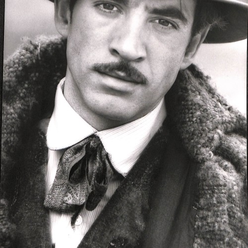 Retrato fotográfico en blanco y negro de actor caracterizado