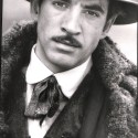 Retrato fotográfico en blanco y negro de actor caracterizado