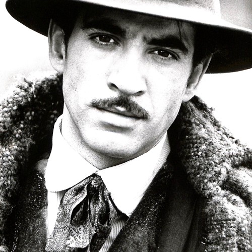 Retrato fotográfico en blanco y negro de actor caracterizado de época