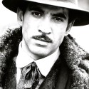 Retrato fotográfico en blanco y negro de actor caracterizado de época