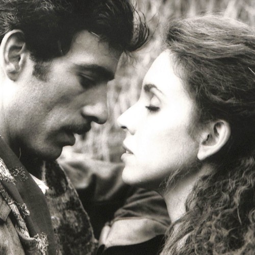 Fotografía original de la película española en blanco y negro, escena íntima entre dos actores