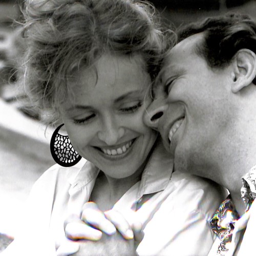 Fotografía en blanco y negro de una pareja sonriendo