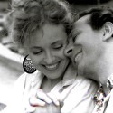 Fotografía en blanco y negro de una pareja sonriendo