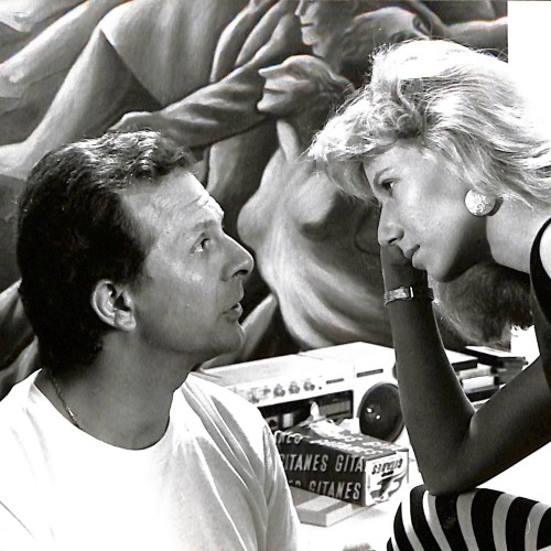 Fotografía en blanco y negro, escena cinematográfica o televisiva de los años 80-90