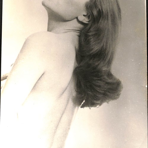 Fotografía vintage de actriz, retrato de perfil con mirada elevada