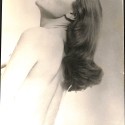 Fotografía vintage de actriz, retrato de perfil con mirada elevada