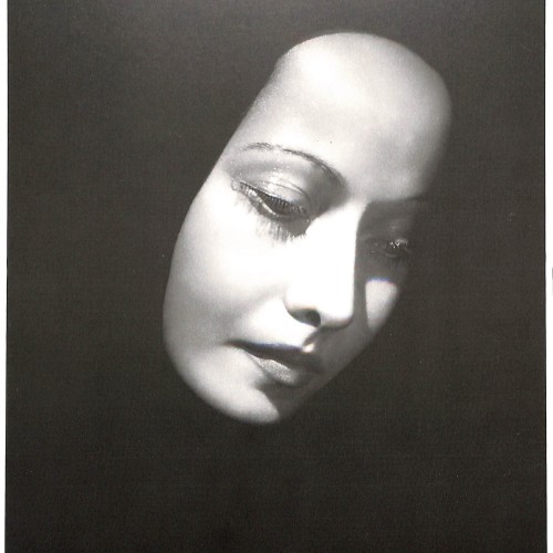 Fotografía en blanco y negro de la actriz Merle Oberon