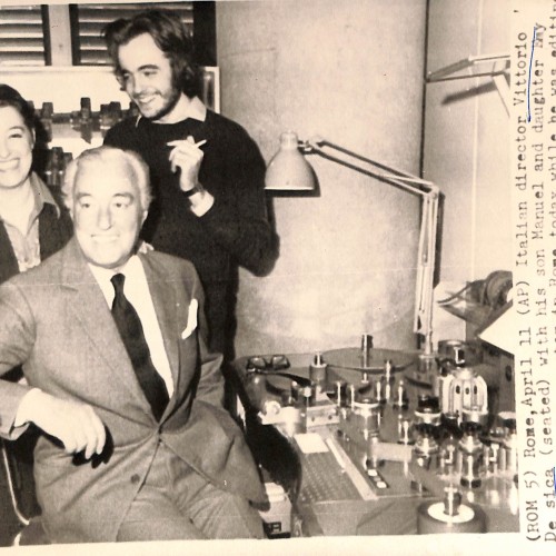 Fotografía de prensa de Vittorio De Sica en la moviola