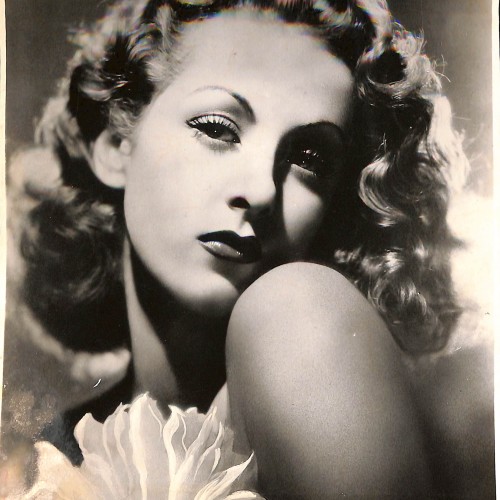 Fotografía promocional de Danielle Darrieux (1935)