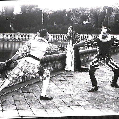 Fotografía de escena de película histórica, combate a espada