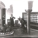 Fotografía en blanco y negro de tres mujeres en un patio andaluz