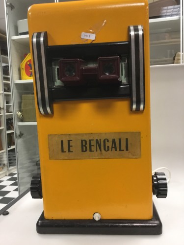 LE BENGALI pedestal stereo viewer yellow