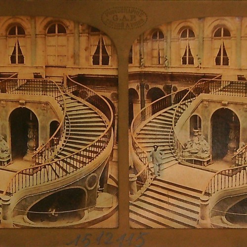 Tarjeta estereoscópica francesa tipo 'Tissue' con vista iluminada del 'Escalier François I (Hôtel de Ville)'