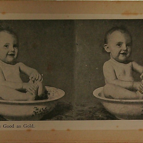 Tarjeta estereoscópica vintage de un bebé en una bañera, titulada 'As Good as Gold'.