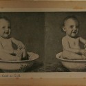 Tarjeta estereoscópica vintage de un bebé en una bañera, titulada 'As Good as Gold'.