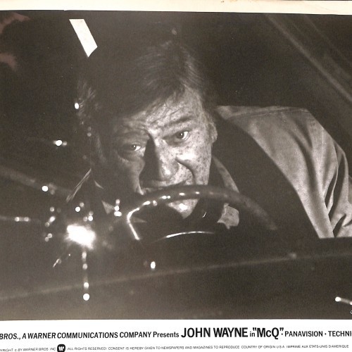Fotografía publicitaria de prensa (Press Still) de John Wayne en la película 'McQ'