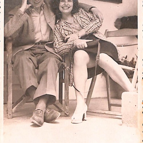 Fotografía en formato tarjeta postal de pareja sentada