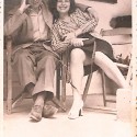 Fotografía en formato tarjeta postal de pareja sentada