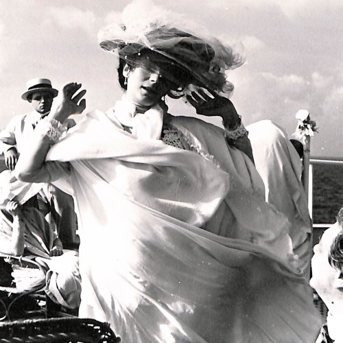 Fotografía en blanco y negro, escena cinematográfica, película "E la nave va"