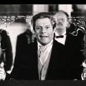 Fotografía en blanco y negro del actor italiano Marcello Mastroianni sosteniendo un cristal decorado