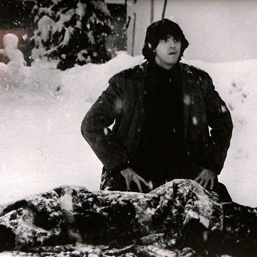 Fotografía promocional de película en blanco y negro, escena de nieve con dos personajes