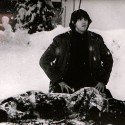 Fotografía promocional de película en blanco y negro, escena de nieve con dos personajes