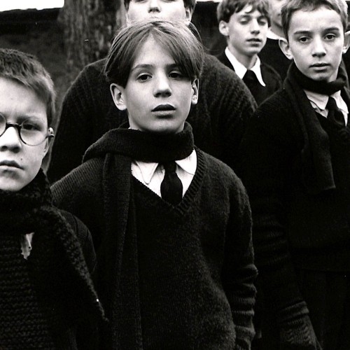 Fotografía original en blanco y negro, posiblemente de la película 'Los chicos del coro'