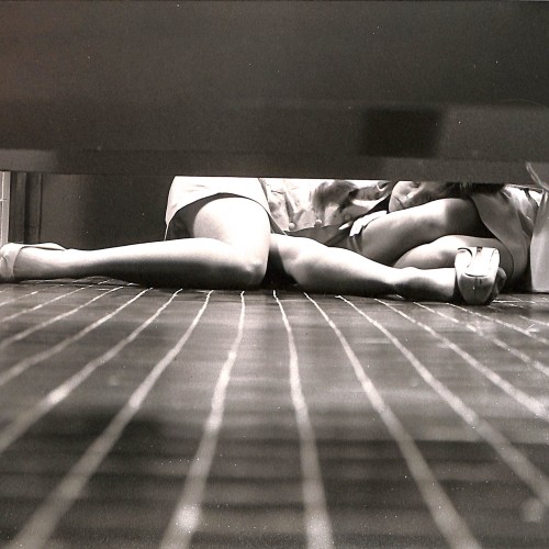 Fotografía en blanco y negro, plano detalle a ras de suelo en aseos