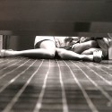 Fotografía en blanco y negro, plano detalle a ras de suelo en aseos