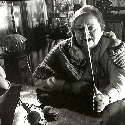 Fotografía en blanco y negro de actriz caracterizada, escena cinematográfica