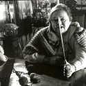 Fotografía en blanco y negro de actriz caracterizada, escena cinematográfica