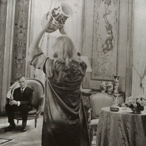 Fotografía original en blanco y negro (escena teatral o cinematográfica)
