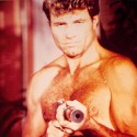 Fotografía impresa de actor de cine de acción, posiblemente material promocional