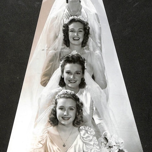 Fotografía vintage de estudio, retrato colectivo de cuatro novias o damas de honor