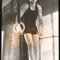 Fotografía publicitaria (lobby card o fotograma de prensa) de la película 'Días rebeldes' mostrando a un gimnasta en anillas