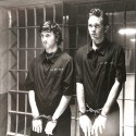 Fotografía original de la película o serie de televisión con temática presidiaria, mostrando a dos actores con uniformes de "LA 