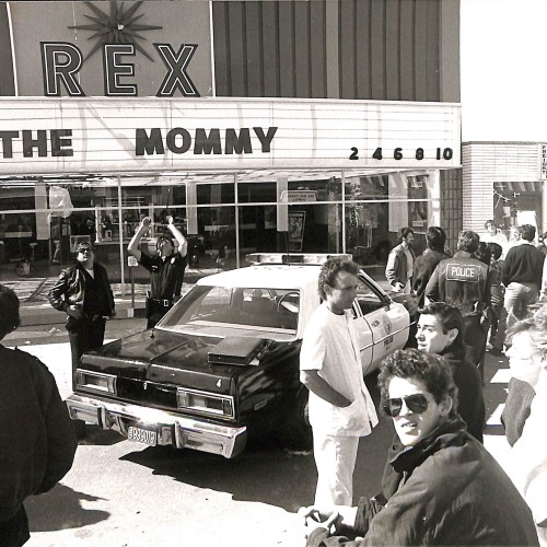 Fotografía en blanco y negro de una escena exterior de cine o evento