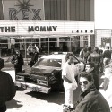 Fotografía en blanco y negro de una escena exterior de cine o evento