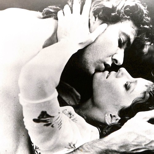 Fotografía publicitaria de cine de pareja en actitud romántica (blanco y negro)