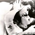 Fotografía publicitaria de cine de pareja en actitud romántica (blanco y negro)