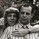 Fotografía en blanco y negro de dos hombres, posiblemente actores o personalidades del cine