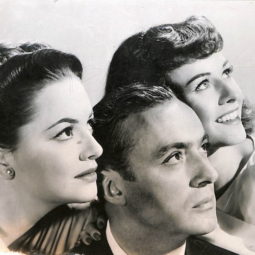 Fotografía publicitaria (still) de la película "Hold Back the Dawn" (1941) con Olivia de Havilland, Charles Boyer y Paulette God