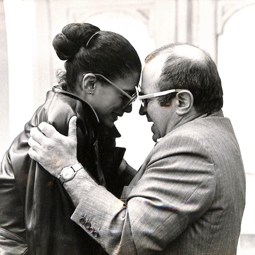 Fotografía en blanco y negro de Josep María Queraltó saludando a una mujer